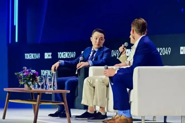 孙宇晨主持Token 2049峰会对谈环节，与特朗普次子共话金融自由与去中心化未来