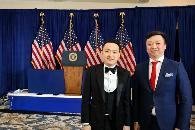 Bữa tối tiền điện tử trị giá 148 triệu đô la: “Thông đồng” của Trump với những người nắm giữ TRUMP