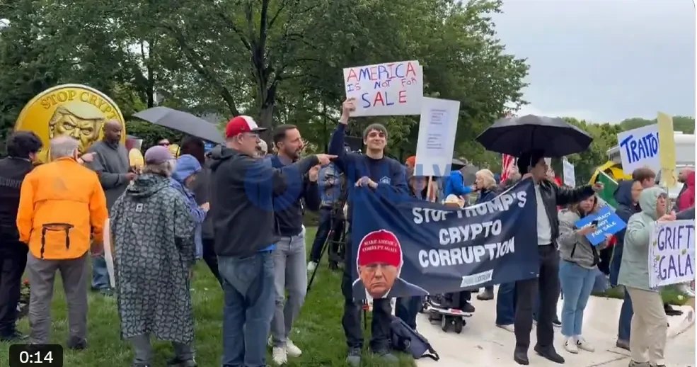 Bữa tối tiền điện tử trị giá 148 triệu đô la: “Thông đồng” của Trump với những người nắm giữ TRUMP